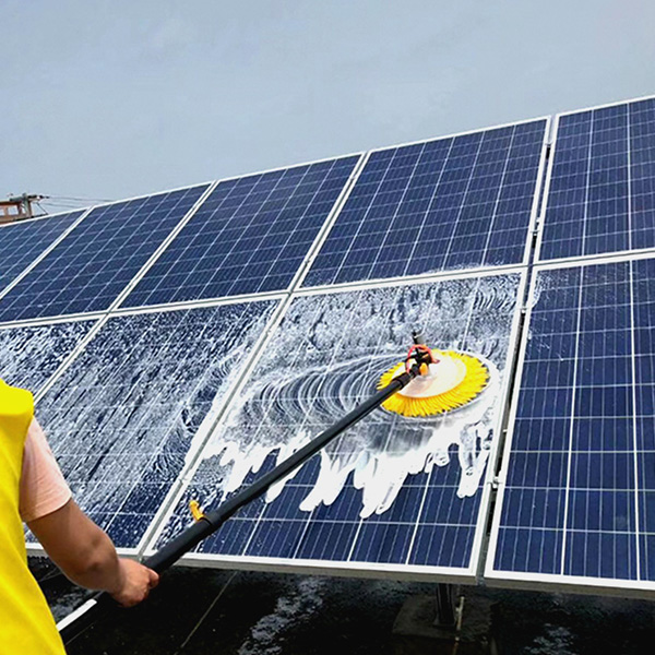 So sánh chổi vệ sinh tấm pin mặt trời