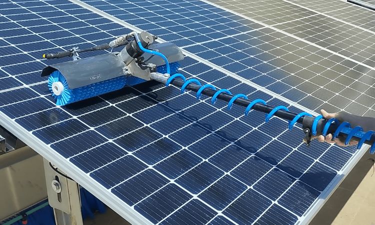 chổi vệ sinh pin năng lượng mặt trời