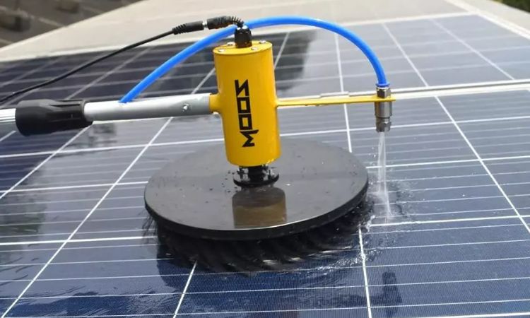 chổi xoay rửa pin mặt trời